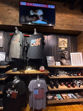 NASHVILLE, TN - 3 Mart 2025 'te Nashville, Tennessee' deki Johnny Cash Müzesinde Hediye Dükkanı.
