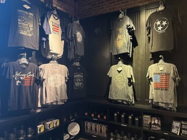 NASHVILLE, TN - 3 Mart 2025 'te Nashville, Tennessee' deki Johnny Cash Müzesinde Hediye Dükkanı.