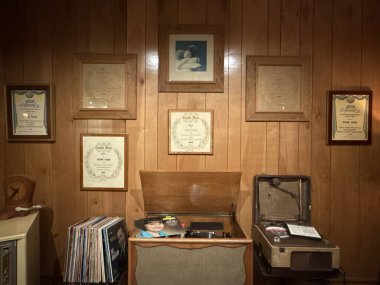 NASHVILLE, TN - MAR 2: 2 Mart 2025 'te Nashville, Tennessee' deki Patsy Cline Müzesinde sergi.