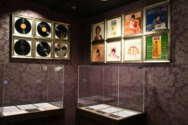 NASHVILLE, TN - MAR 2: 2 Mart 2025 'te Nashville, Tennessee' deki Patsy Cline Müzesinde sergi.