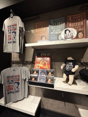 2 Mart 2025 'te Nashville, Tennessee' deki Patsy Cline Müzesi 'nde Hediye Dükkanı.