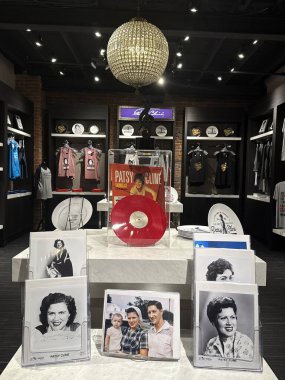 2 Mart 2025 'te Nashville, Tennessee' deki Patsy Cline Müzesi 'nde Hediye Dükkanı.