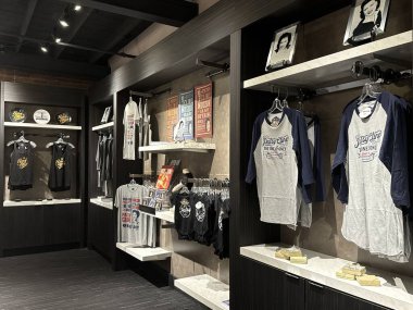 2 Mart 2025 'te Nashville, Tennessee' deki Patsy Cline Müzesi 'nde Hediye Dükkanı.