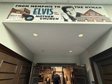 2 Mart 2025 'te Memphis' ten Ryman 'a kadar Elvis, Nashville, Tennessee' deki Ryman Oditoryumu 'ndaki ana kilise sergisinde görüldü..