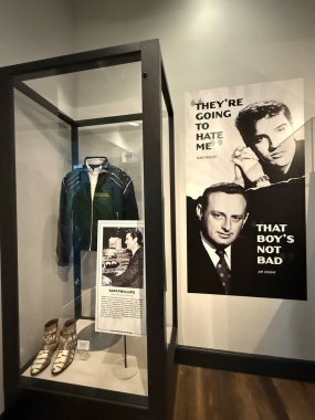 2 Mart 2025 'te Memphis' ten Ryman 'a kadar Elvis, Nashville, Tennessee' deki Ryman Oditoryumu 'ndaki ana kilise sergisinde görüldü..