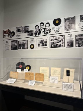 2 Mart 2025 'te Memphis' ten Ryman 'a kadar Elvis, Nashville, Tennessee' deki Ryman Oditoryumu 'ndaki ana kilise sergisinde görüldü..