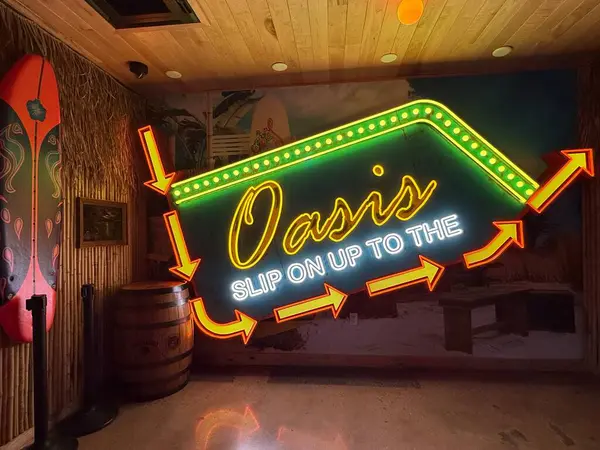 NASHVILLE, TN - 2 Mart 2025 'te Nashville, Tennessee' deki Low Places Bar & Honky-Tonk 'taki Arkadaşlar.