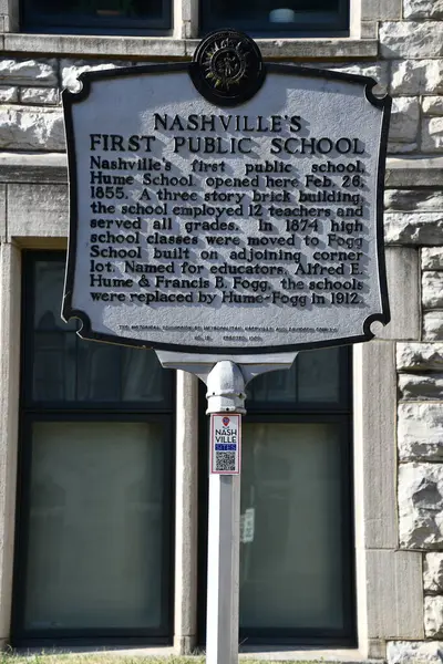 NASHVILLE, TN - 3 Mart 2025 'te Nashville, Tennessee' de görülen Nashvilles Birinci Devlet Okulu tarihi işareti.