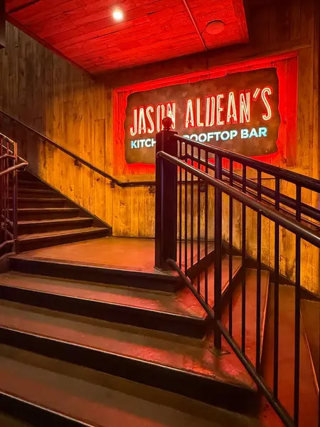 3 Mart 2025 'te Nashville, Tennessee' deki Jason Aldean 'ın Mutfağı + Çatı Üstü Bar.