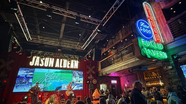 3 Mart 2025 'te Nashville, Tennessee' deki Jason Aldean 'ın Mutfağı + Çatı Üstü Bar.