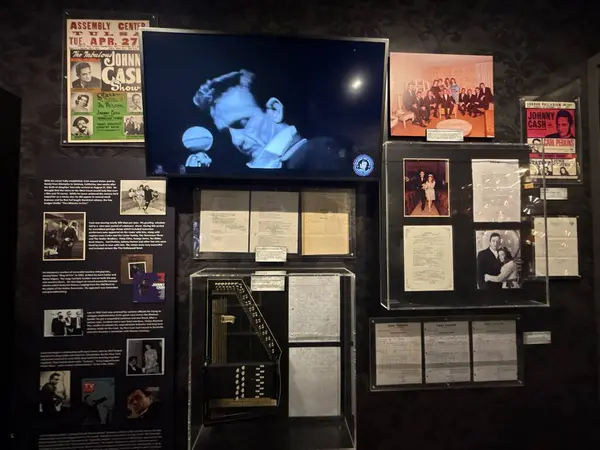 3 Mart 2025 'te Nashville, Tennessee' deki Johnny Cash Müzesi 'nde sergi açıldı..