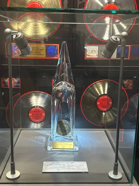 3 Mart 2025 'te Nashville, Tennessee' deki Johnny Cash Müzesi 'nde sergi açıldı..