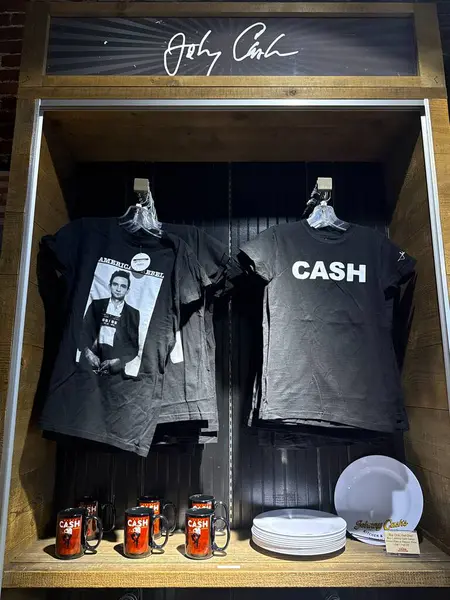 NASHVILLE, TN - 3 Mart 2025 'te Nashville, Tennessee' deki Johnny Cash Müzesinde Hediye Dükkanı.