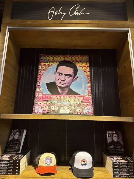 NASHVILLE, TN - 3 Mart 2025 'te Nashville, Tennessee' deki Johnny Cash Müzesinde Hediye Dükkanı.