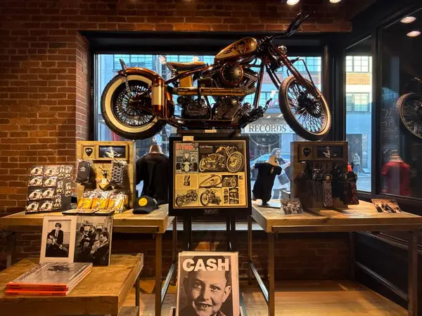 NASHVILLE, TN - 3 Mart 2025 'te Nashville, Tennessee' deki Johnny Cash Müzesinde Hediye Dükkanı.