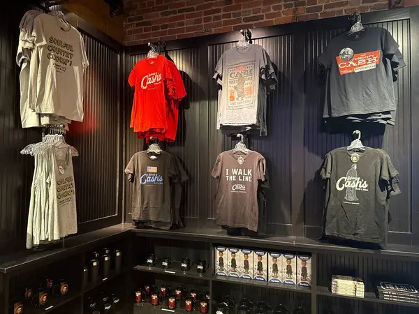 NASHVILLE, TN - 3 Mart 2025 'te Nashville, Tennessee' deki Johnny Cash Müzesinde Hediye Dükkanı.