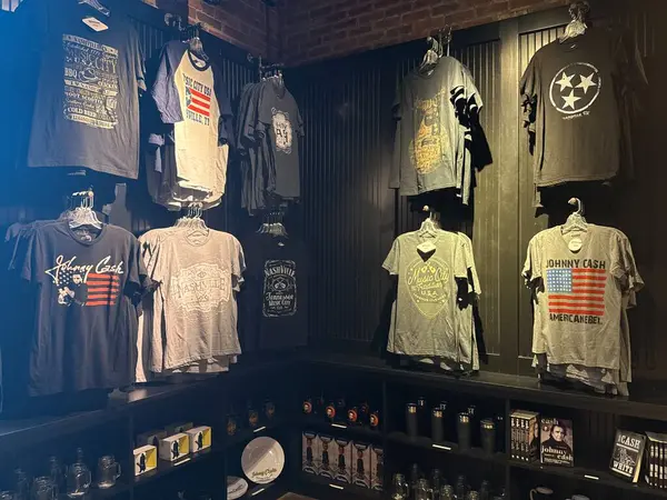 NASHVILLE, TN - 3 Mart 2025 'te Nashville, Tennessee' deki Johnny Cash Müzesinde Hediye Dükkanı.