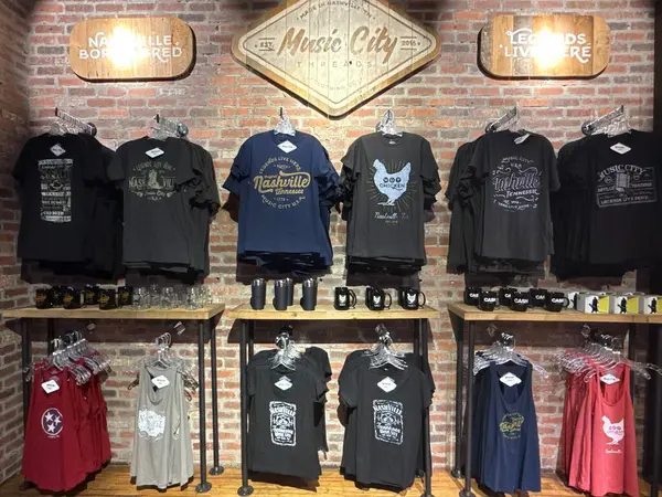 NASHVILLE, TN - 3 Mart 2025 'te Nashville, Tennessee' deki Johnny Cash Müzesinde Hediye Dükkanı.