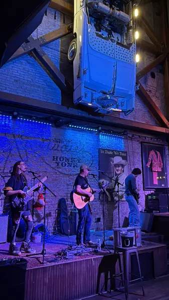 2 Mart 2025 'te Nashville, Tennessee' de Nudie 's Honky Tonk' ta görüldü..