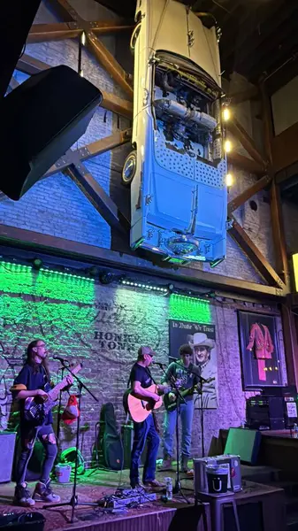 2 Mart 2025 'te Nashville, Tennessee' de Nudie 's Honky Tonk' ta görüldü..