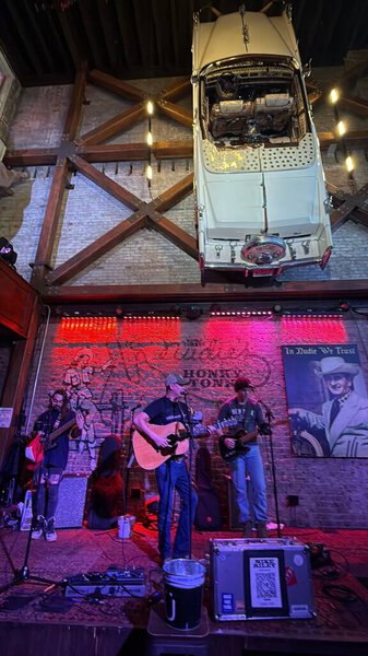 НАШВИЛЛ, Теннесси - MAR 2: Nudie 's Honky Tonk in Nashville, Tennessey, as seen on March 2, 2025.