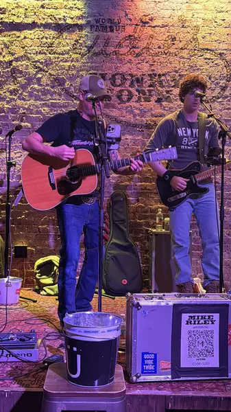 2 Mart 2025 'te Nashville, Tennessee' de Nudie 's Honky Tonk' ta görüldü..