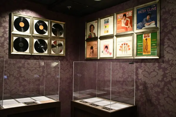 NASHVILLE, TN - MAR 2: 2 Mart 2025 'te Nashville, Tennessee' deki Patsy Cline Müzesinde sergi.