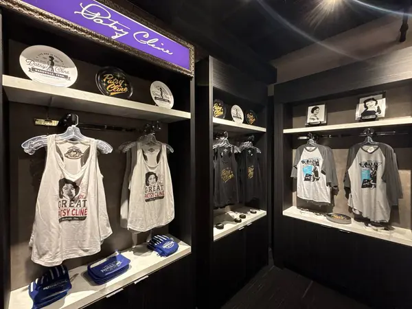 2 Mart 2025 'te Nashville, Tennessee' deki Patsy Cline Müzesi 'nde Hediye Dükkanı.