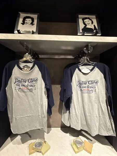2 Mart 2025 'te Nashville, Tennessee' deki Patsy Cline Müzesi 'nde Hediye Dükkanı.