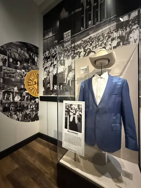 2 Mart 2025 'te Memphis' ten Ryman 'a kadar Elvis, Nashville, Tennessee' deki Ryman Oditoryumu 'ndaki ana kilise sergisinde görüldü..