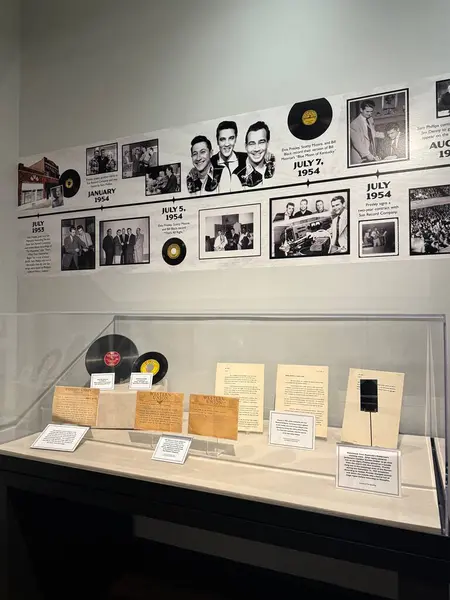 2 Mart 2025 'te Memphis' ten Ryman 'a kadar Elvis, Nashville, Tennessee' deki Ryman Oditoryumu 'ndaki ana kilise sergisinde görüldü..