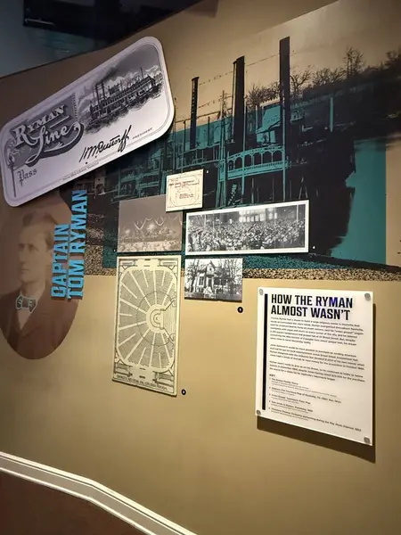 NASHVILLE, TN - MAR 2: 2 Mart 2025 'te Nashville, Tennessee Ryman Oditoryumu' nda görüldüğü gibi.