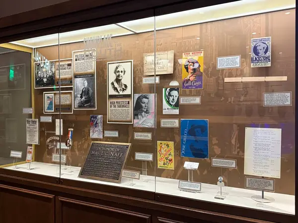 NASHVILLE, TN - MAR 2: 2 Mart 2025 'te Nashville, Tennessee Ryman Oditoryumu' nda görüldüğü gibi.