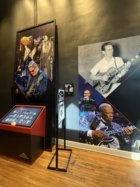 NASHVILLE, TN - MAR 2: 2 Mart 2025 'te Nashville, Tennessee Ryman Oditoryumu' nda görüldüğü gibi.