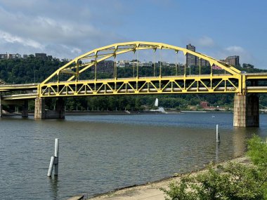 30 Haziran 2024 'te Pittsburgh, Pennsylvania' daki Fort Pitt Köprüsü 'nde görüldü..