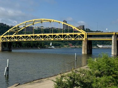 30 Haziran 2024 'te Pittsburgh, Pennsylvania' daki Fort Pitt Köprüsü 'nde görüldü..
