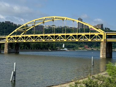 30 Haziran 2024 'te Pittsburgh, Pennsylvania' daki Fort Pitt Köprüsü 'nde görüldü..