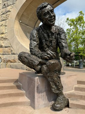 Pittsburgh, Pennsylvania 'da 30 Haziran 2024' te görülen Fred Rogers Anıt Heykeli.
