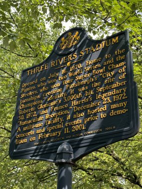 30 Haziran 2024 'te Pittsburgh, Pennsylvania' daki Three Rivers Stadyumu tarihi işareti.