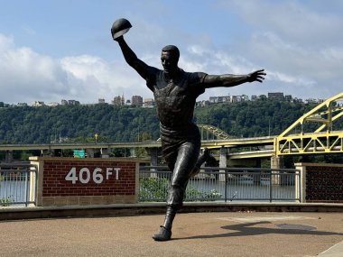 30 Haziran 2024 'te Pittsburgh, Pennsylvania' daki PNC Park 'ın dışındaki Bill Mazeroski Heykeli.