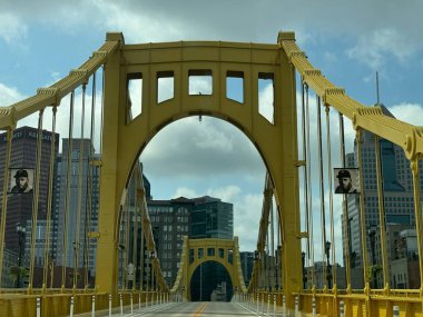 Pittsburgh, Pennsylvania 'daki Roberto Clemente Köprüsü (6. Cadde Köprüsü) 30 Haziran 2024' te görüldü..
