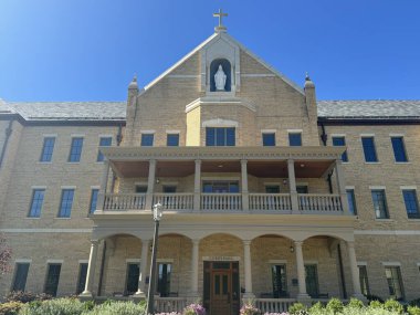 SOUTH BEND, IN - 30 Haziran 2024 'te South Bend, Indiana' daki Notre Dame Üniversitesi 'nde Corby Hall.