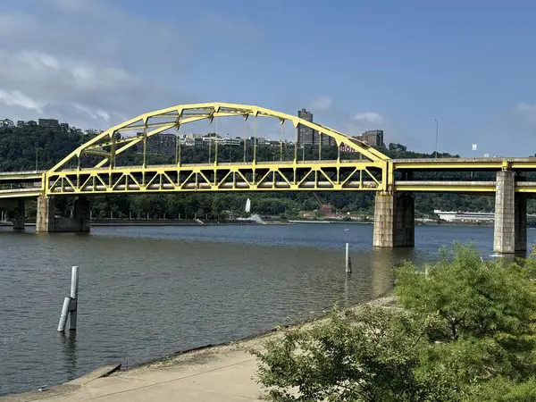 30 Haziran 2024 'te Pittsburgh, Pennsylvania' daki Fort Pitt Köprüsü 'nde görüldü..