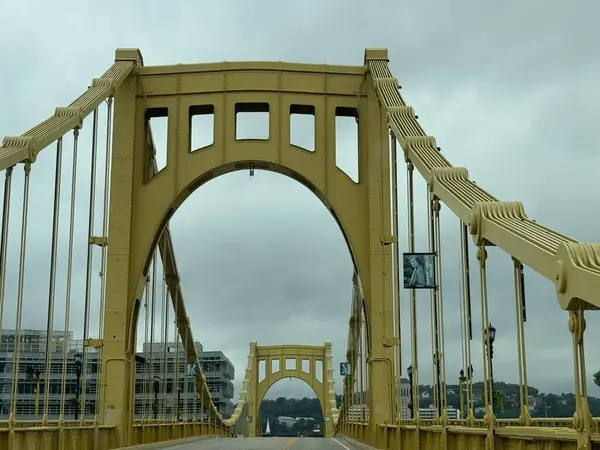 Pittsburgh, Pennsylvania 'daki Roberto Clemente Köprüsü (6. Cadde Köprüsü) 30 Haziran 2024' te görüldü..