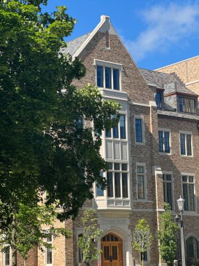 SOUTH BEND, IN - 30 Haziran 2024 'te South Bend, Indiana' daki Notre Dame Üniversitesi Hukuk Fakültesi.