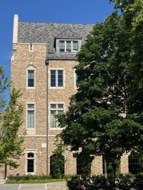 SOUTH BEND, IN - 30 Haziran 2024 'te South Bend, Indiana' daki Notre Dame Üniversitesi Hukuk Fakültesi.