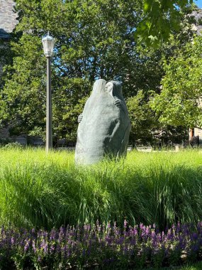 SOUTH BEND, IN - 30 Haziran 2024 'te South Bend, Indiana' daki Notre Dame Üniversitesi 'nde ziyaret heykeli.