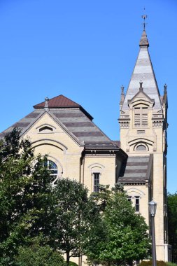 SOUTH BEND, IN - 30 Haziran 2024 'te South Bend, Indiana' daki Notre Dame Üniversitesi 'nde Washington Hall.