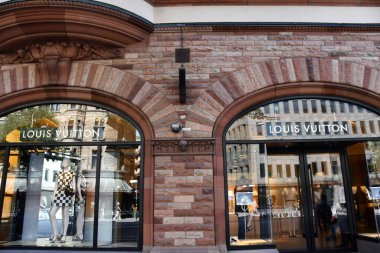 STOCKHOLM, SWEDEN - 29 Temmuz 2023 'te İsveç' in Stockholm kentindeki Louis Vuitton mağazasında görüldü..