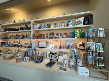 WILMINGTON, NC - 12 Nisan 2025 'te Wilmington, Kuzey Carolina' daki Cameron Sanat Müzesinde Hediye Dükkanı.